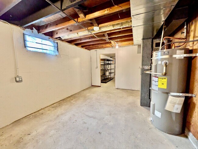 Building Photo - Spacious 2 Bedroom 1 Bathroom Unit Located in a Great Area Just a Few Blocks From The Hawthorne D...