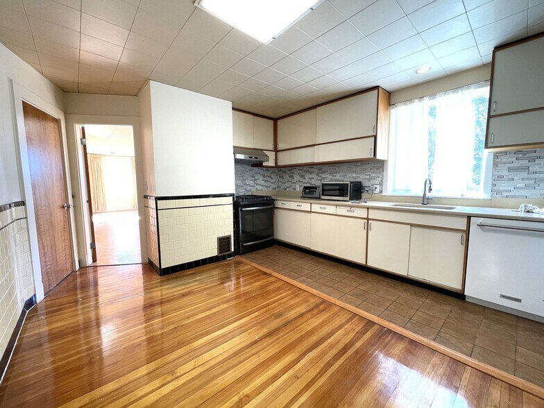 Building Photo - 10 Packard Ave