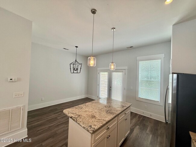 Building Photo - 4006 Tamarisk Ln