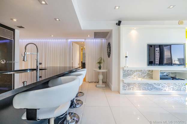 Building Photo - 475 Brickell Ave