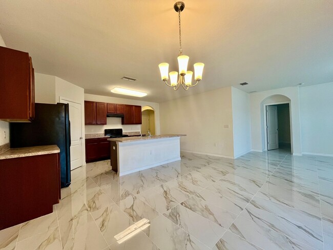 Building Photo - Modern 3 bed/2 bath home with brand-new fl...