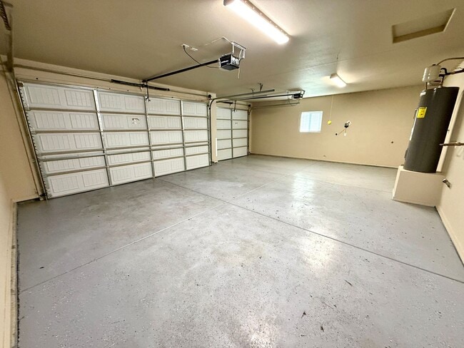 Building Photo - Beautiful 3 Bedroom with 3 Car Garage- Available Now!