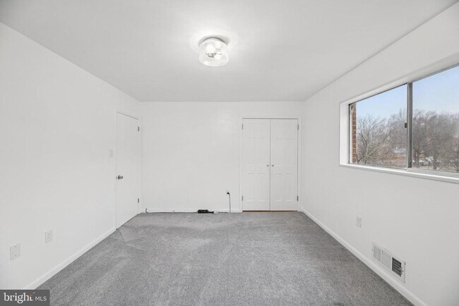 Building Photo - 10607 Weymouth St