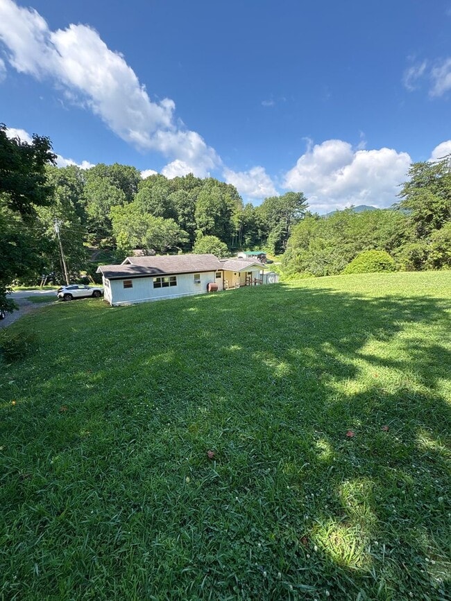 Building Photo - 296 Dix Creek Rd Number 1