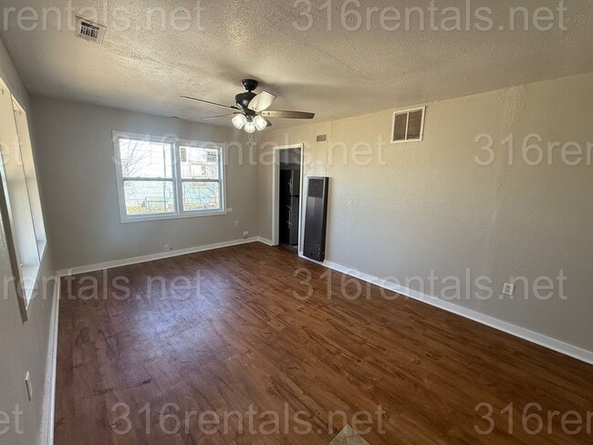 Building Photo - $915 - 3 bedroom / 1 bathroom - Single Family Home