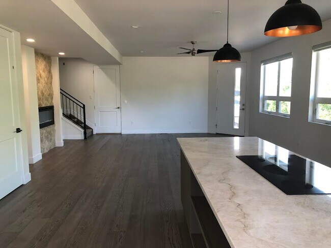 Building Photo - Beautiful 3 Bed, 4 Bath Home, Stunning Views from Rooftop Deck, D-12, close to DT and Military