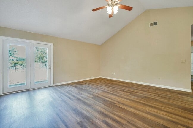 Building Photo - 1501 Woodcrest Cir