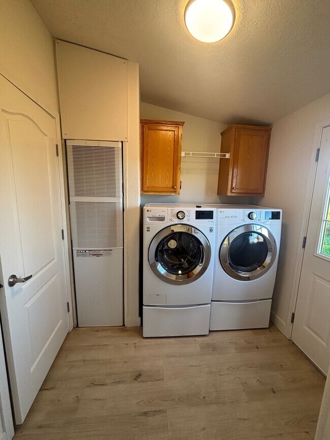 Building Photo - Single Level 3 Bedroom 2 Bathroom Home located just minutes from both Windsor and Larkfield w/ Ut...