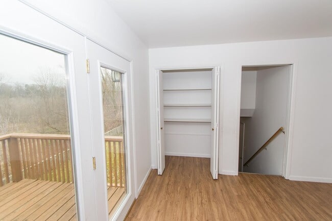 Building Photo - Spacious 2 bedroom / 1 bathroom Duplex for...