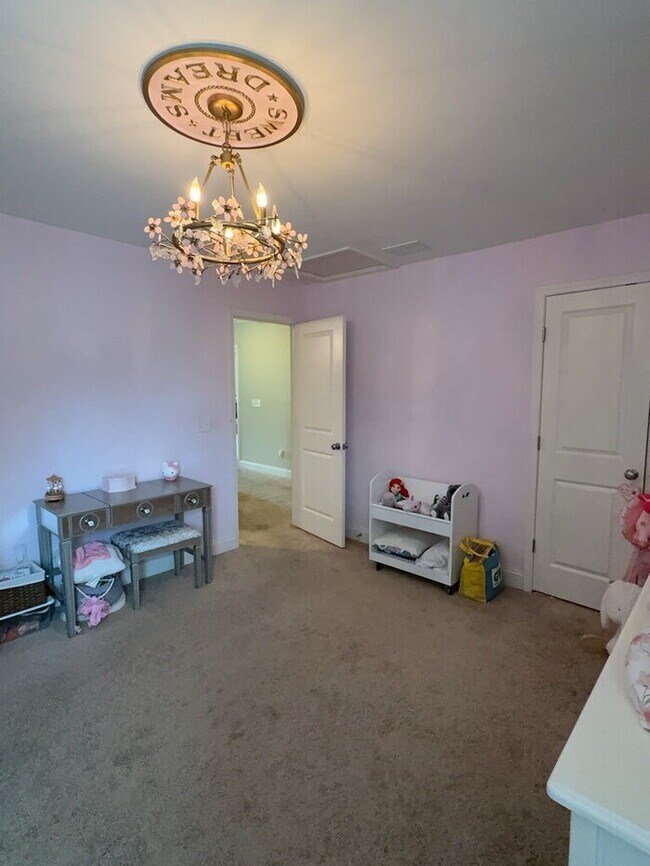 Building Photo - 302 Pond Hill Ct