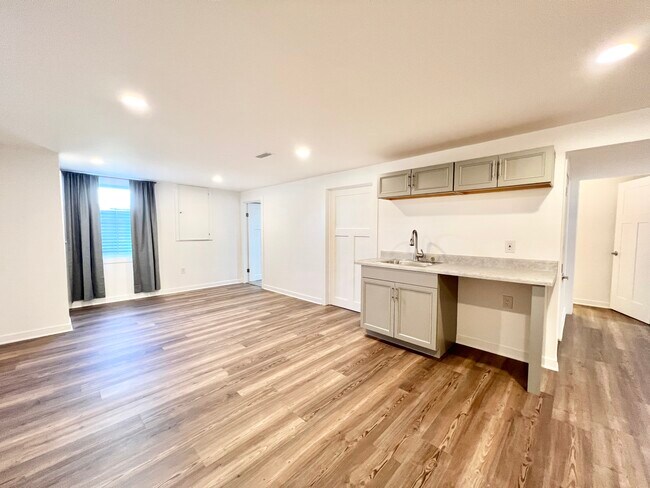 Building Photo - 4316 Sandhill Dr