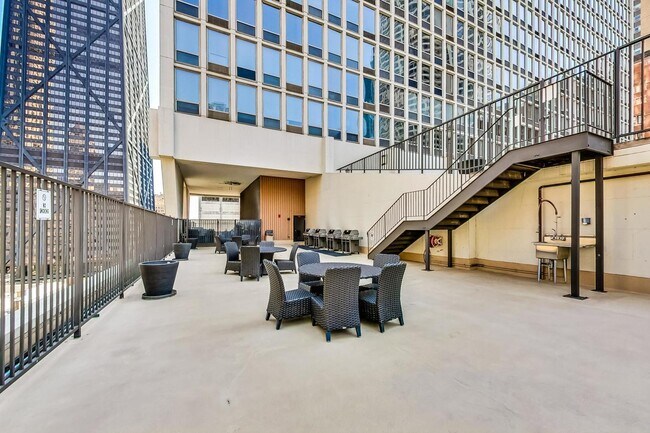 Building Photo - 111 E Chestnut St