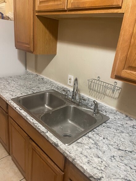 kitchen sink , garbage disposer - 1995 Kingston St