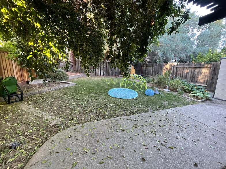 Building Photo - 2314 Amapola Dr