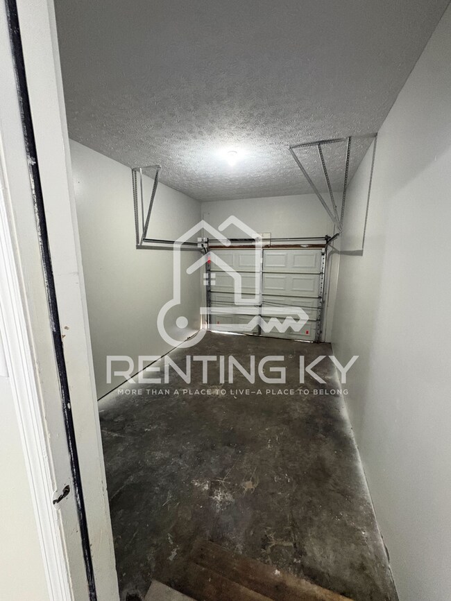Building Photo - Updated 3-Bed, 1.5-Bath Townhome with a Garage!