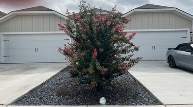 Building Photo - Luxury 3/2 Duplex in Seguin, Texas