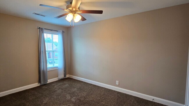 Building Photo - Beautiful 3 BDS 2 BA with fenced in yard
