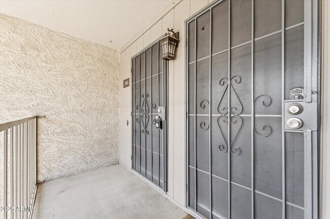 Building Photo - 1402 E Guadalupe Rd