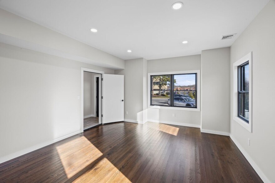 Building Photo - 42 Lamport Ave