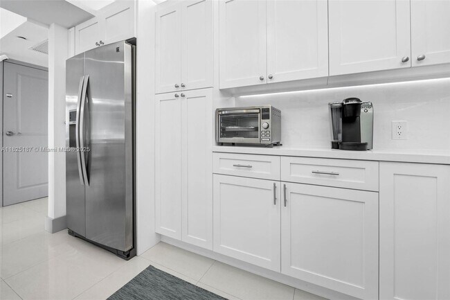 Building Photo - 3675 N Country Club Dr