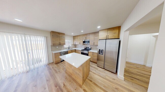 Building Photo - Newly Renovated 6 bed house on 63rd! (Leas...
