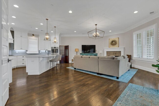 Building Photo - Rent Unfurnished or Fully Furnished - 4 Be...