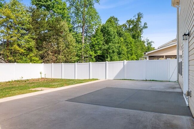 Building Photo - 5 Bedrooms in the heart of Summerfield!