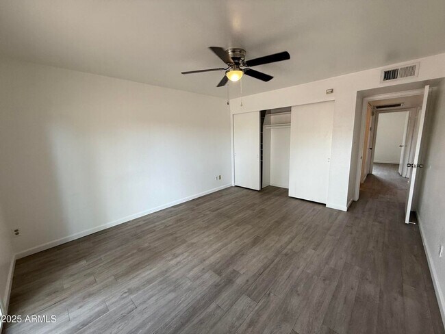 Building Photo - 2 bed, 1 bath Tempe Townhome