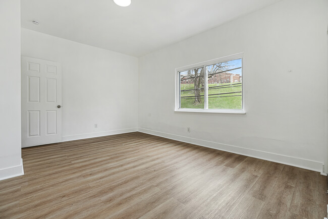 Building Photo - 198 Oneida St