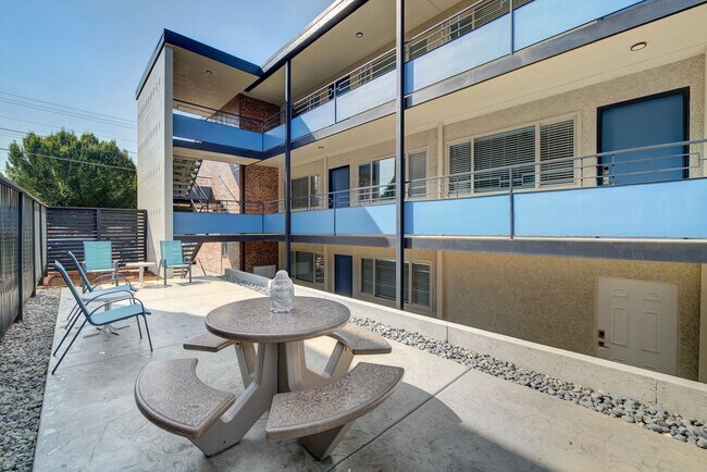 Building Photo - Spacious 1Bed/1Bath Ground Floor Apartment...
