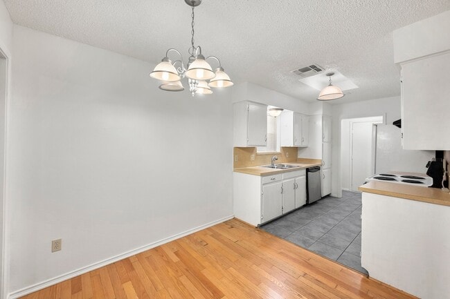 Building Photo - 6436 Ridglea Dr