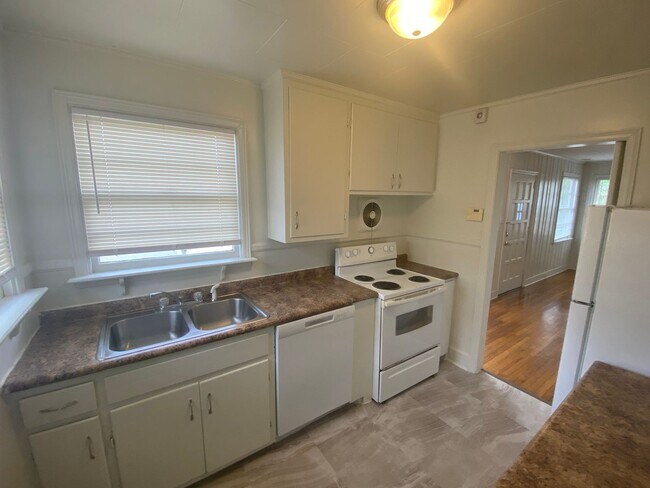 Building Photo - Adorable Old West Durham Home / Fenced Bac...