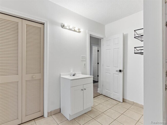 Building Photo - 335 E Elza Ave