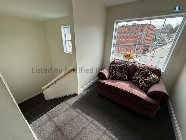 Building Photo - 1556 N Main St