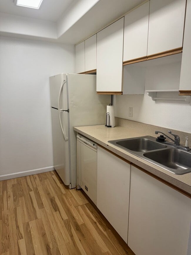Building Photo - Spacious condo unit in East Anchorage