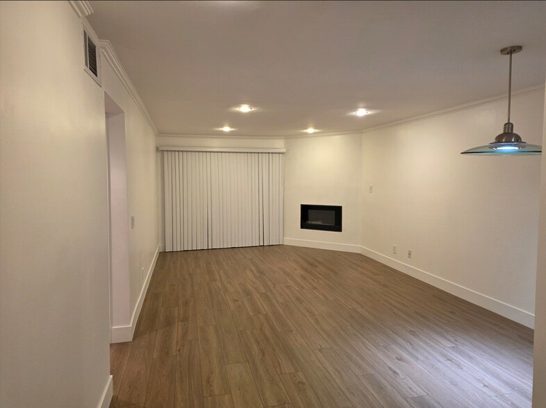 Building Photo - 21500 Burbank Blvd