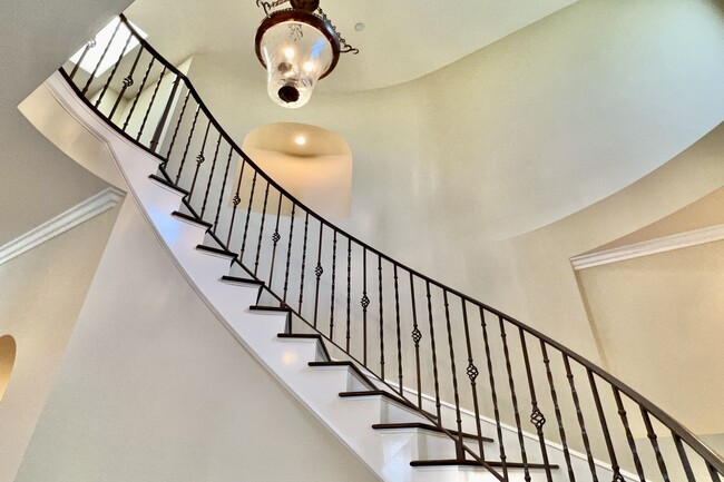 Building Photo - 3844 Tilden Ave