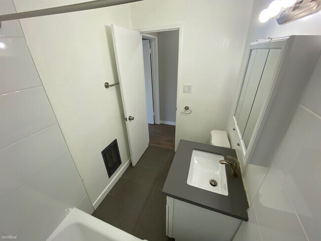 Building Photo - 1208 S Norton Ave