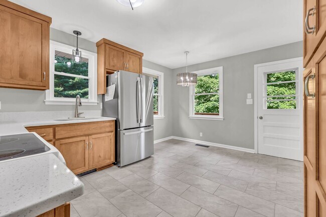 Building Photo - 613 Channell Dr