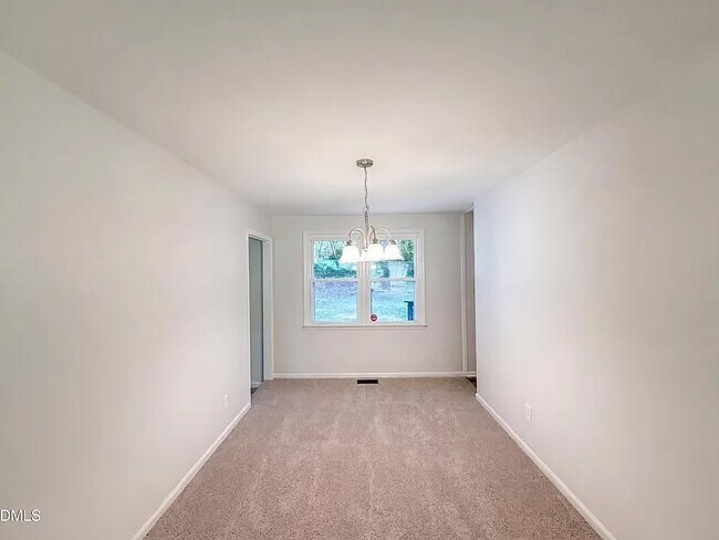 Building Photo - 416 Robin Hood Dr