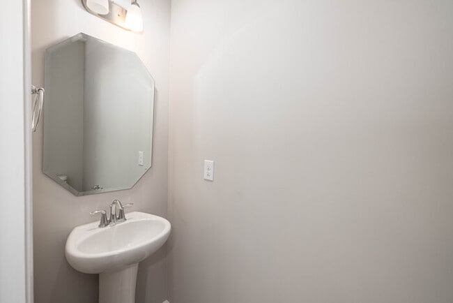 Building Photo - 3BD/2.5BTH townhome located in the Villages at Mallard Creek