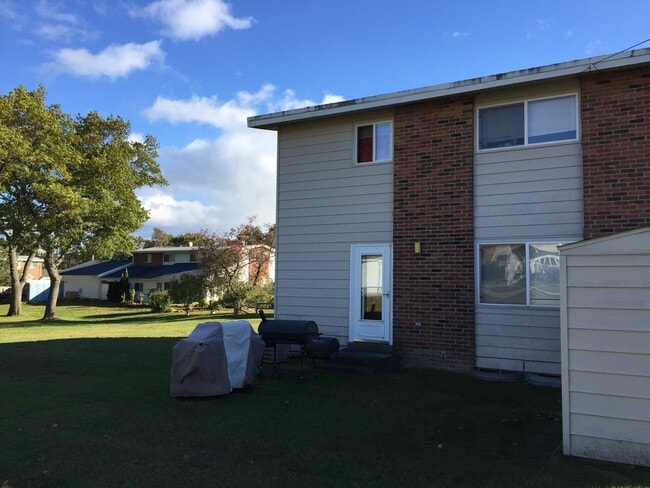 Building Photo - 3 bedroom, 1.5 bathroom duplex with Centra...