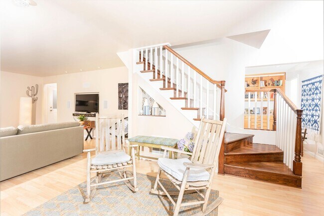 Building Photo - Amazingly Beautiful Fully Renovated 4BR/DEN/3FB/GAR North Bethesda Home