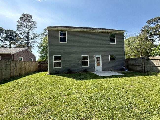 Building Photo - Newer-build Norfolk Home on Corner Lot