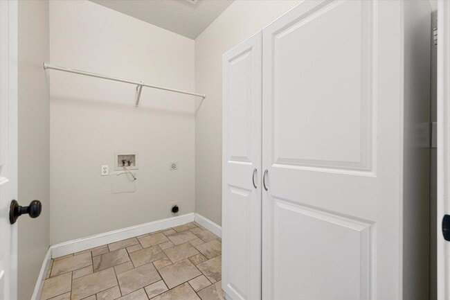 Building Photo - Beautifully Updated 4-Bedroom Home with 3-...