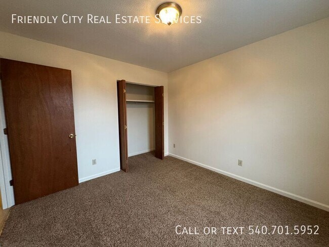 Building Photo - 1115 Lincolnshire Dr