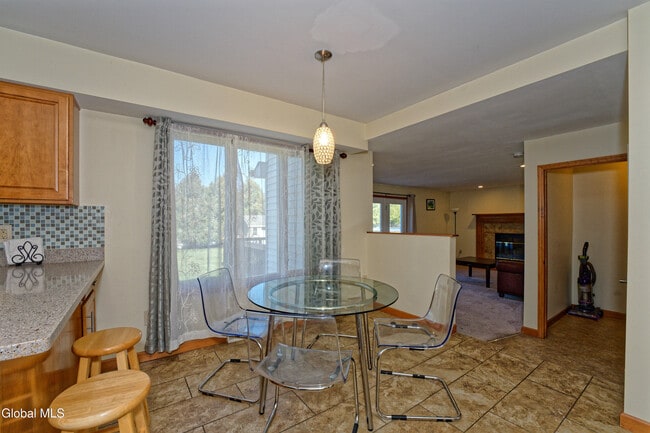 Building Photo - 5 Shamrock Cir