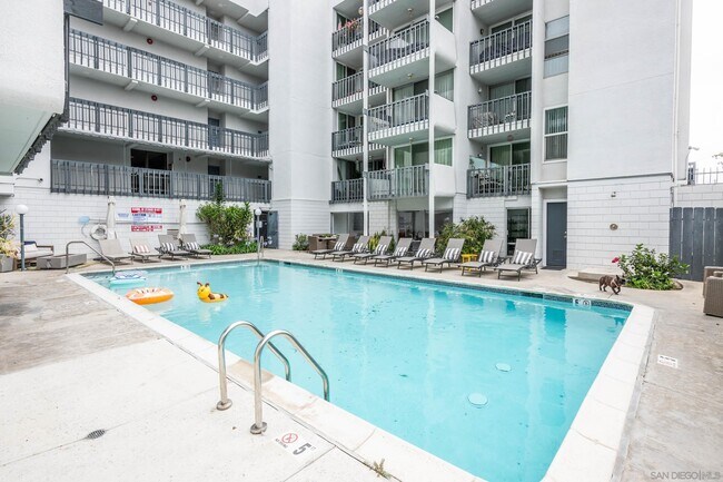 Building Photo - 727 Sapphire St