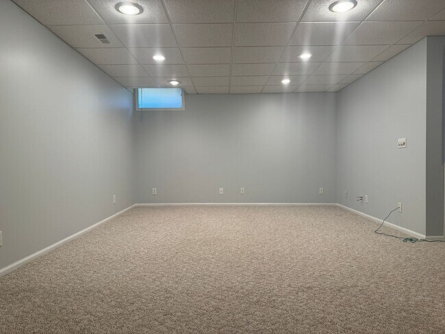 Building Photo - Spacious Papillion home with modern comfor...