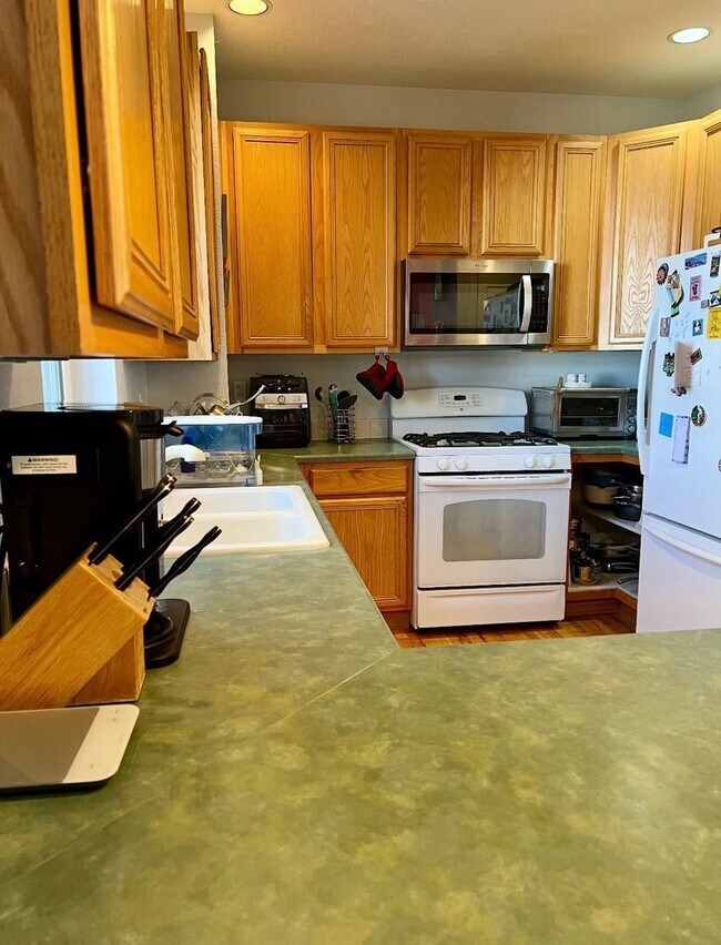 Building Photo - 2 bed 2.5 bath available NOW!